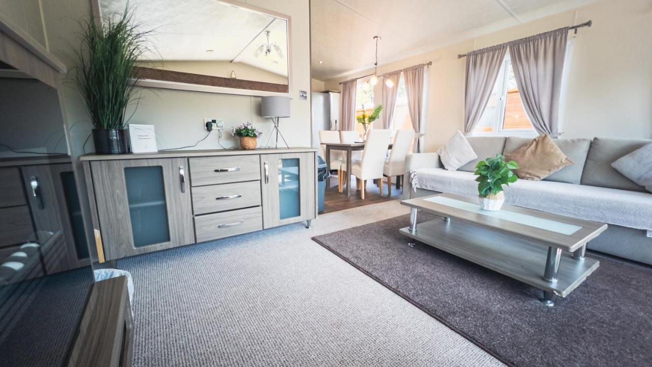 Hazel Oaks, Beautiful Lodge With Hot Tub - Sleeps 6 - Felmoor Park Morpeth Exterior foto