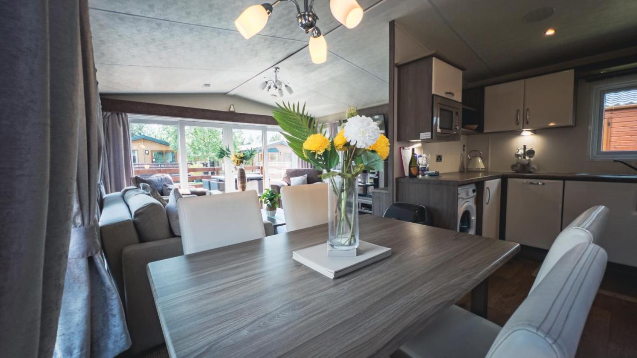 Hazel Oaks, Beautiful Lodge With Hot Tub - Sleeps 6 - Felmoor Park Morpeth Exterior foto